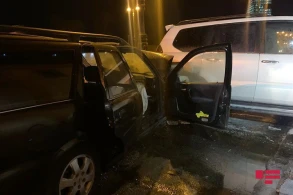 Bakıda  dəhşət: Maşın sürücü qarışıq yandı +FOTOLAR