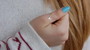 Yumruq sıxarkən BAŞ BARMAĞA DİQQƏT: Haqqınızda hər şeyi deyir