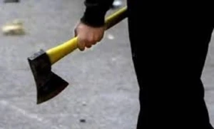 Azərbaycanda qandonduran cinayət: Atasının başını balta ilə dağıtdı - VİDEO