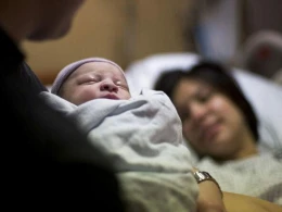 "Sən dincəl" deyib, 5 günlük uşağı qaçırdı - VİDEO