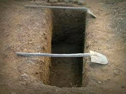 Qəbiristanlığıqda işləyən adam qəbirdən səs eşitdi,yaxınlaşanda şoka düşdü +VİDEO