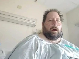 Koronavirusun mif olduğunu söyləyən kişi virusa yoluxduqdan sonra xəstəxanada fikrini dəyişdi