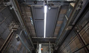 Dəhşətli hadisə: Marektdə işləyən qız liftdə öldü + Video