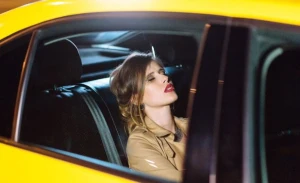 Bakıda "Anamgilə gedirəm" deyən gəlin taksidə soyunub, otelə getdi