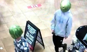 Oğrular maska yerinə başlarına QARPIZ TAXDILAR — FOTOLAR