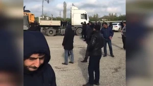 Rusiya-Azərbaycan sərhədində qalan azərbaycanlılar "moyka"larda yatır - VİDEO