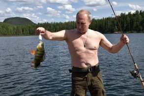 Vladimir Putin looks weak but it could be a smart move, says body language expert