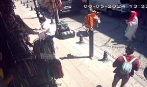 Şəhərin mərkəzində turistin bıçaqlanması kameraya düşdü (18+VİDEO)