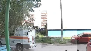 Dəhşətli hadisə kameraya düşdü: Ana və uşaq havaya "uçdu"