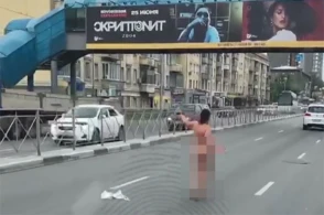 Qadın çılpaq vəziyyətdə küçəyə çıxdı (18+VİDEO)