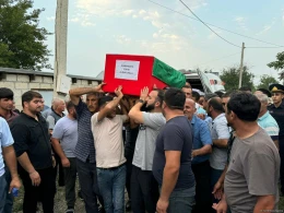 Kəlbəcərdə qalıqları tapılan hərbi qulluqçunun nəşi ailəsinə təhvil verildi -FOTO