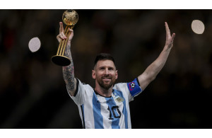 Messi köynəyini hakimə verdi