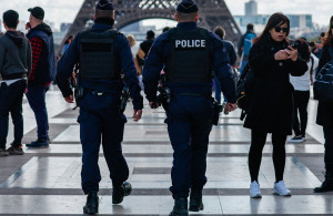 Polis yüzlərlə miqrantı Parisin mərkəzindəki teatr binasından çıxarıb