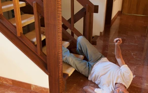 Gədəbəydə kişi pilləkəndən yıxılıb öldü 