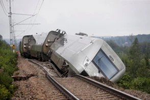 İsveçdə mərmi daşıyan qatar relsdən çıxıb