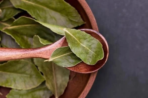 Niyə şəkər qabına dəfnə yarpağı qoyurlar: bunu bütün sovet evdar qadınları edirdi