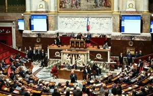 Fransa parlamenti kabinetə etimadsızlıq səsverməsini keçə bilməyib
