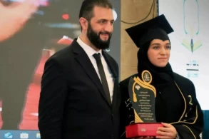 Suriya Prezidenti Əş-Şara diplomu həyat yoldaşına özü təqdim etdi