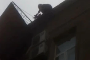 Yasamalda külək binanın dam örtüyünü qoparıb - VİDEO