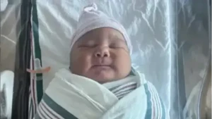 Qadın "nəhəng" uşaq dünyaya gətirdi - FOTO