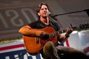 Amerikalı müğənni təyyarə qəzasında öldü - FOTO 