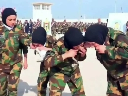 Qadın hərbçilər göyərçini çiy-çiy yedilər - VİDEO