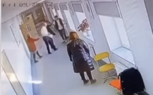 Məktəbdə direktor müavini şagirdlə xadiməni döyüb - Video&nbsp;