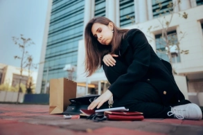 Küçədən hər hansı bir  əşya tapan şəxs onu özünə götürə bilərmi?   —   Vəkildən müham açıqlama   