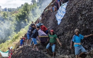 Ölüləri qəbirdən çıxarıb bəzəyirlər... - Fotolar 