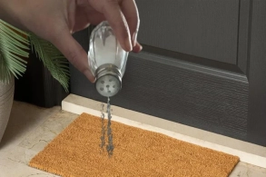 Hər həftə qapıya duz səpin: 20 illik evdar qadınlar bu sirri heç kimə demir&nbsp;