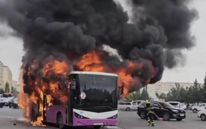 Sumqayıtda marşrut avtobusu yanır - Video&nbsp;
