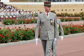 Fransız generalı müharibə hazırlığına çağırır