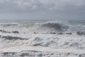 Britaniya və İrlandiyada 300 min bina fırtına səbəbindən işıqsız qalıb