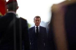 Fransa baş nazirinin istefasından sonra Makron bir neçə saat tək gəzib