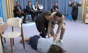 Canlı efirdə müğənni yerə yıxıldı  -  ANBAAN VİDEO 