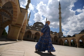 Kadırovun köməkçisi hicabsız qadınlarla danışmağa söz verib