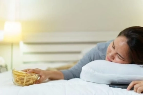 Yeməkdən sonra yuxunuz gəlirsə, diqqət – Bu xəstəliyin xəbərçisi ola bilər!&nbsp;