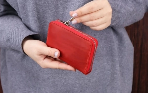 Pulu itən müəllim şagirdin pulqabısını yoxladı - Cəzalandırıldı&nbsp;