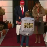 Tramp uşağa konfet hədiyyə edib