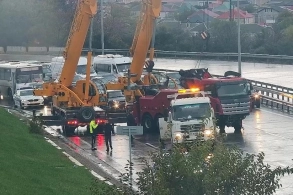 Bakıda evakuator aşıb, yola yağ və yanacaq dağılıb