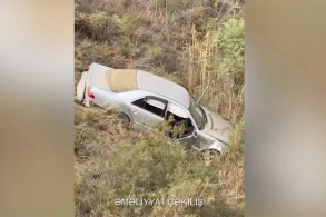 Bakıda "Mercedes" dərəyə aşıb, xəsarət alan var