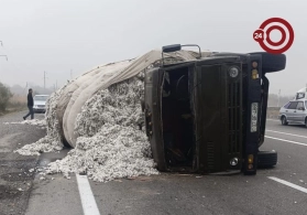Ağır qəza: Pambıq dolu "KAMAZ" belə aşdı  - VİDEO