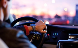 Qadın yolda yatdı, “ayıq sürücü” pulunu oğurladı