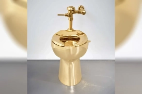 Qızıldan unitaz 12.1 milyon dollara satıldı