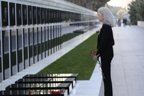 ABŞ dövlət katibinin siyasi məsələlər üzrə müşaviri Şəhidlər xiyabanını ziyarət edib&nbsp;