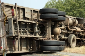 Yük maşını aşdı