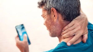 Uzun müddət telefona baxanlara NEVROLOQDAN XƏBƏRDARLIQ!