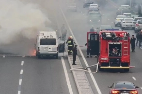 Bakının mərkəzi prospektində avtomobil yanır, sıxlıq yaranıb&nbsp;