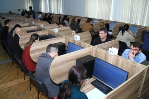 Vəkil olmaq istəyənlər imtahan verir