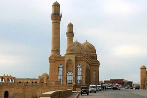 Bibiheybət məscidinin həyətində dəfn edilən general kimdir?